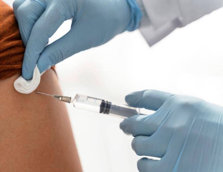 La vaccination s’ouvre maintenant aux personnes de 65 ans et plus