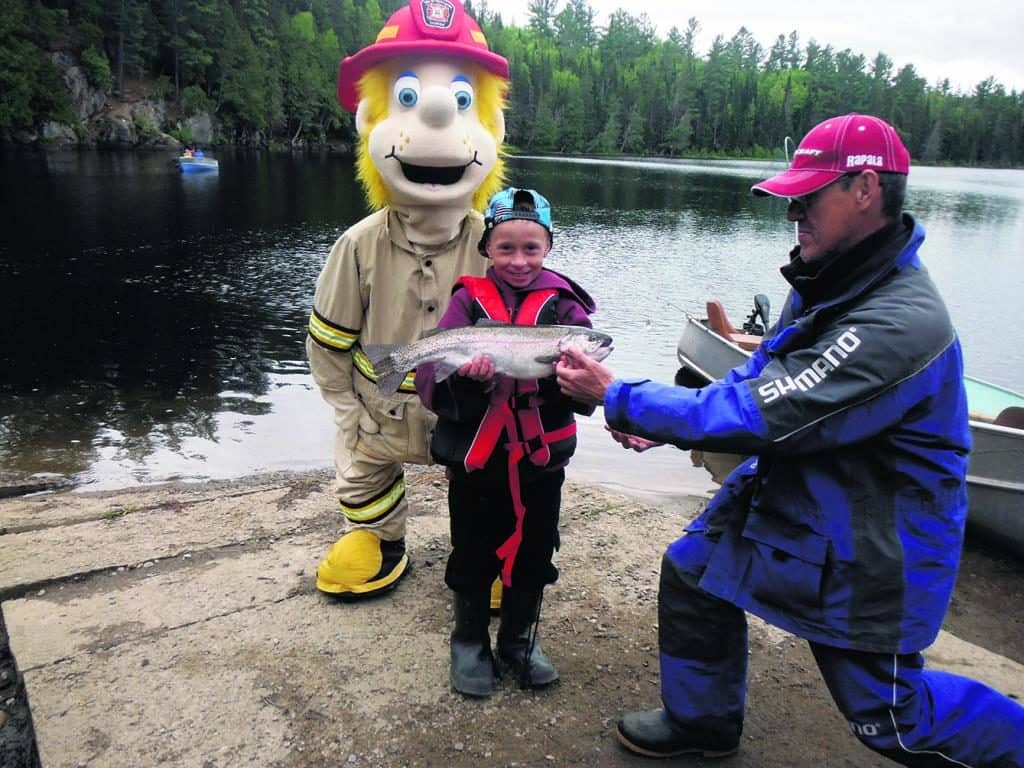 Les organisateurs remettent 20 permis de pêche