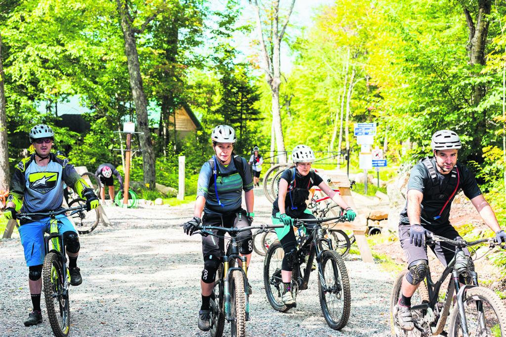 Les cyclistes dévalent les pentes de la montagne du Diable