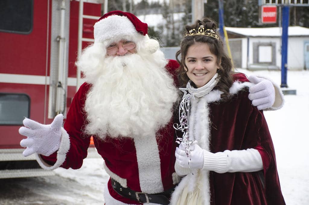 Père Noël s’amène dans la Rouge