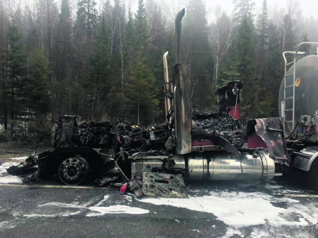 Un camion part en feu sur la 117