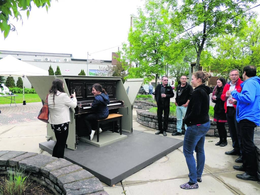 Un nouvel arbre à livres et un piano à la place Bilodeau-Pellerin