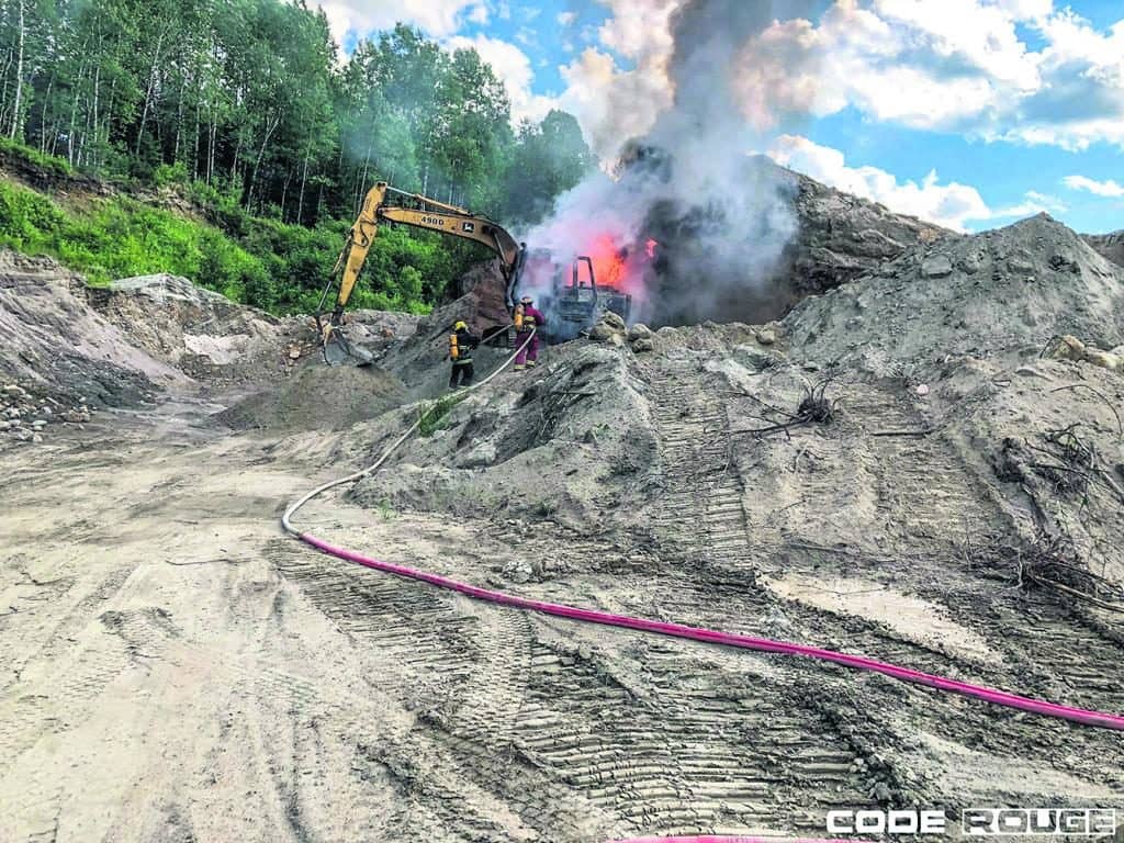 Une pelle mécanique prend feu