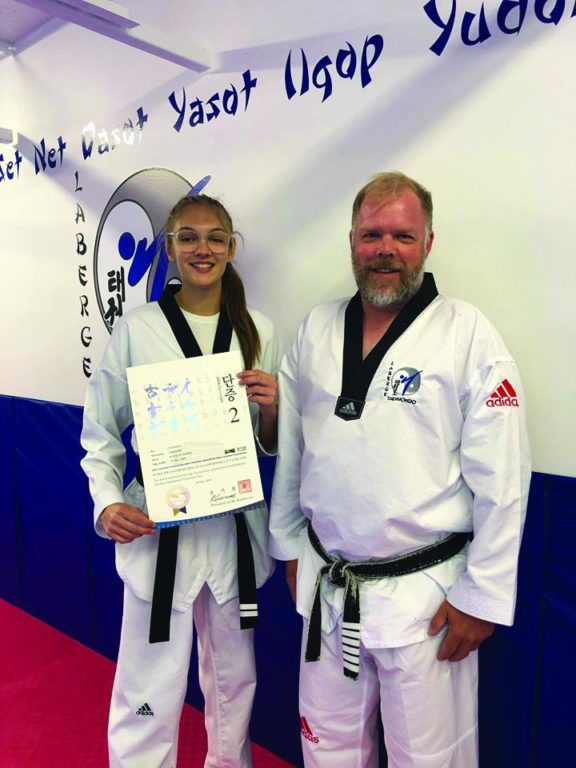 Alycia St-Pierre reçoit son certificat officiel pour son 2e Dan
