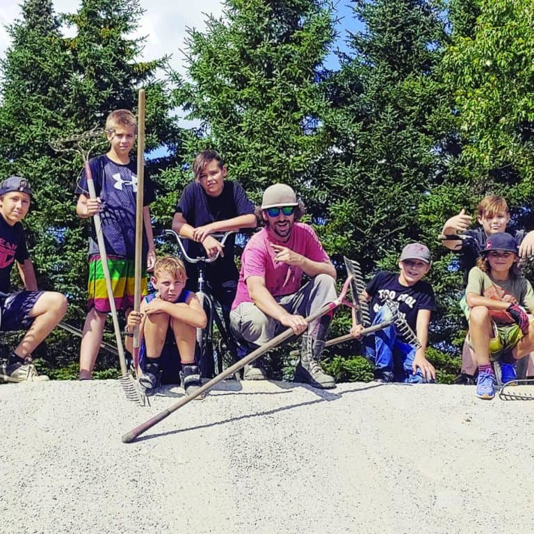 La piste de « dirt jump » est remise à neuf pour les jeunes