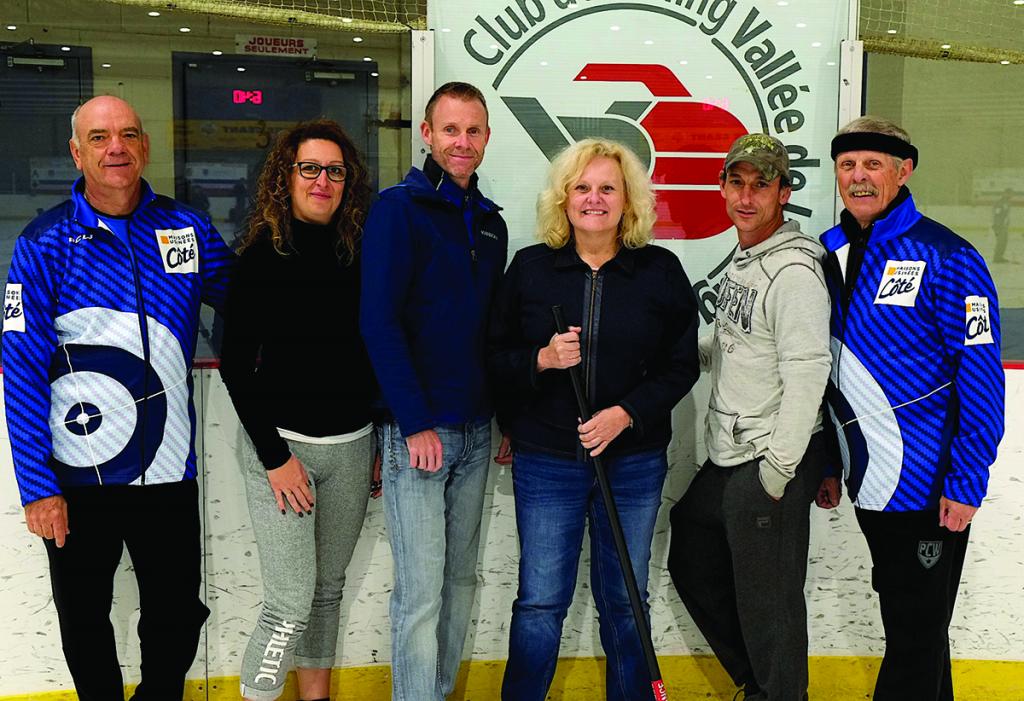 Des amateurs découvrent le curling lors du Funspiel
