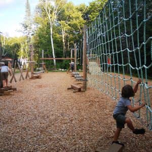 Un module de jeu d’hébertisme fait le bonheur des enfants. (Photo L'info de la Lièvre -Marilou Séguin)