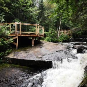 La construction de plateformes d’observation le long de la chute Windigo vient bonifier l'expérience des randonneurs. (Photo L'info de la Lièvre -Marilou Séguin)