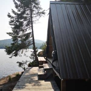 Deux lean-to sont offerts en location sur les rives du lac Windigo. Ces hébergements minimalistes permettent un contact direct avec la nature. (Photo L'info de la Lièvre -Marilou Séguin)