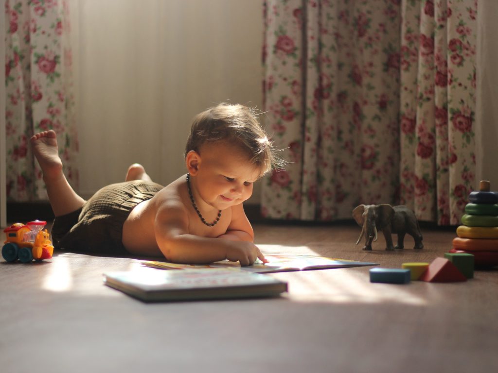 Les enfants restent à la maison