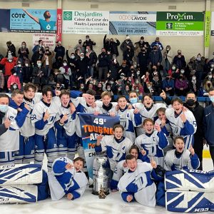 L’équipe gagnante, catégorie Bantam (U15) AA des Draveurs de Mont-Laurier. (Photo gracieuseté – Comité organisateur APBM)