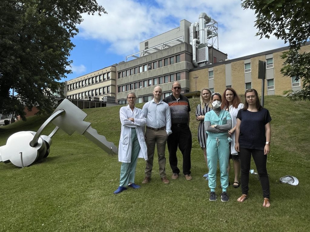 Sur la photo de gauche à droite : Dre Kim Ouellet, Dr Francis Paquette, Dr Luc Laurin, Dre Florence Beaulieu Doré, Dre Marie-Claude Surprenant, Dre Roxanne Beaulieu Doré et Dre Sabrina Déry (Photo gracieuseté - Francis Paquette)