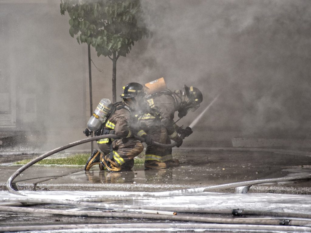 Le travail des pompiers volontaires ne se limite pas aux incendies de bâtiments. Ils effectuent aussi de la désincarcération, du sauvetage d’urgence en milieu isolé (SUMI), mais aussi de l’assistance aux paramédics pour l’évacuation médicale de victimes. (Photo L’info du Nord - Ronald Mc Gregor - Archives)