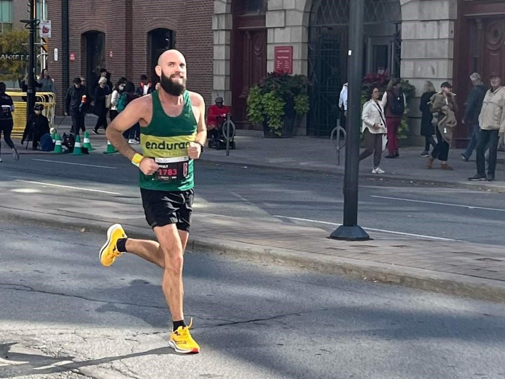 Wesly Holmes arrive 80e au marathon de Toronto