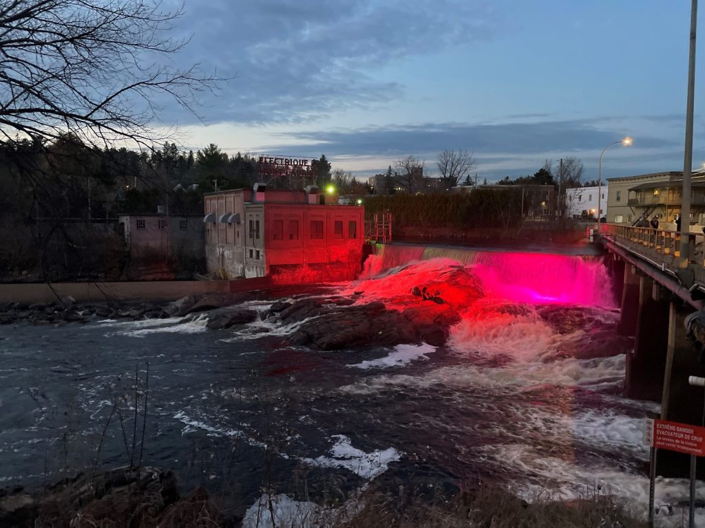 Mont-Laurier illumine les chutes du Rapide-de-l’Orignal