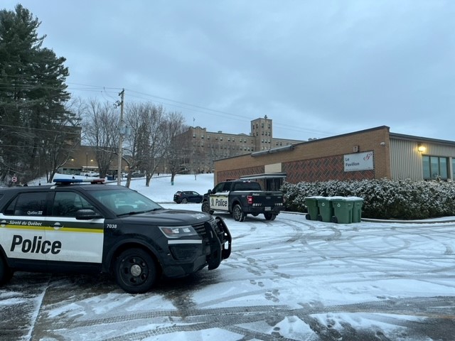 Des autopatrouilles de la Sûreté du Québec devant Le Pavillon à Mont-Laurier. (Photo L’info de la Lièvre - Maxim Ouellette-Legault)