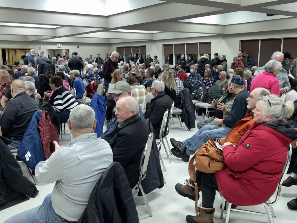 Une vue d’ensemble non complète de l’assistance présente le 18 janvier au centre sportif et culturel alors que la Ville a invité la population à des explications plus détaillées du budget 2023. Un moment où de nombreuses questions furent soulevées. (Photo L’info du Nord - Ronald McGregor)