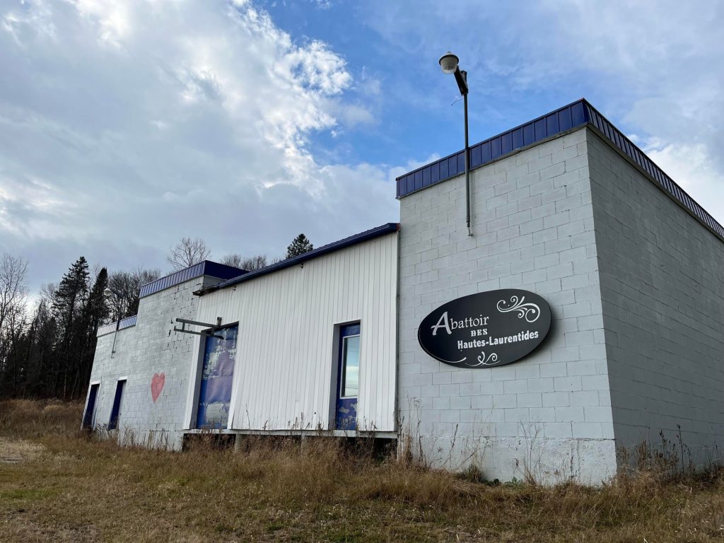 Sur la photo, l’abattoir des Hautes-Laurentides à Ferme-Neuve. (Photo L’info de la Lièvre – Maxim Ouellette-Legault)