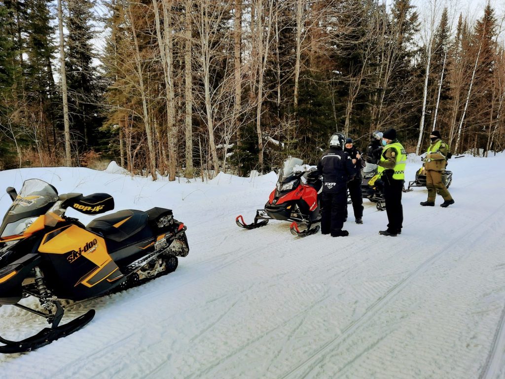 Des constats remis à un automobiliste et à un motoneigiste à Mont-Laurier