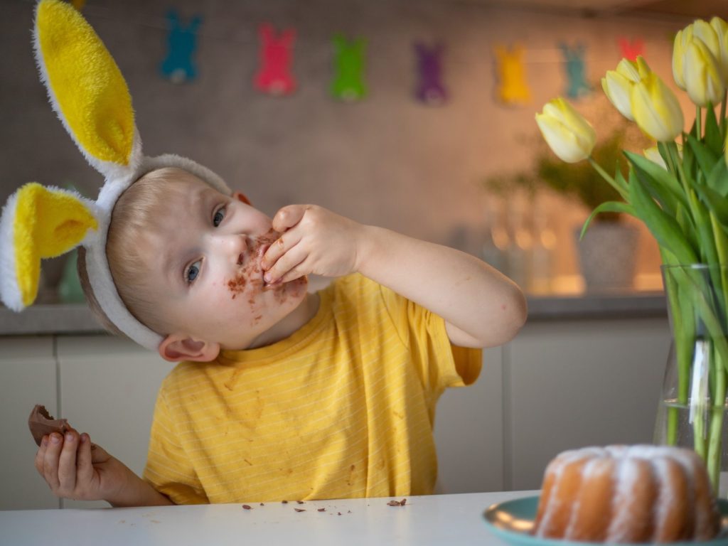 Enfants chasse aux cocos de Pâques