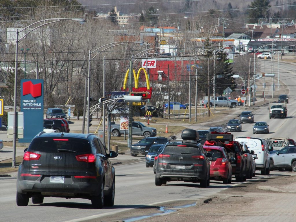 « Prochainement, il y a de fortes chances qu’on transmette nos doléances à la ministre des Transports pour l’informer de tous les dossiers qui traînent depuis belle lurette », souligne le maire de Mont-Laurier, Daniel Bourdon. (Photo L’info de la Lièvre - Simon Dominé)