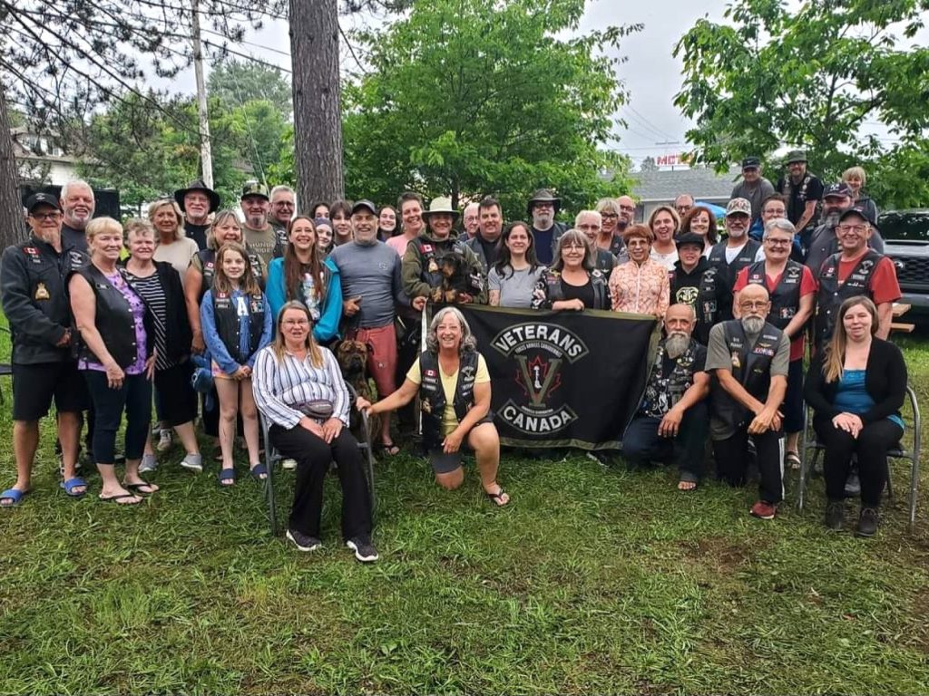 L’ensemble des Vétérans Nouvelle Génération Canada (VNGC) lors de leur passage dans le secteur Sainte-Véronique le 1er juillet. Sur la photo. La mère du regretté soldat Michel Lévesque Jr, Élisabeth et sa sœur Christine. (Photo gracieuseté - VNGC)