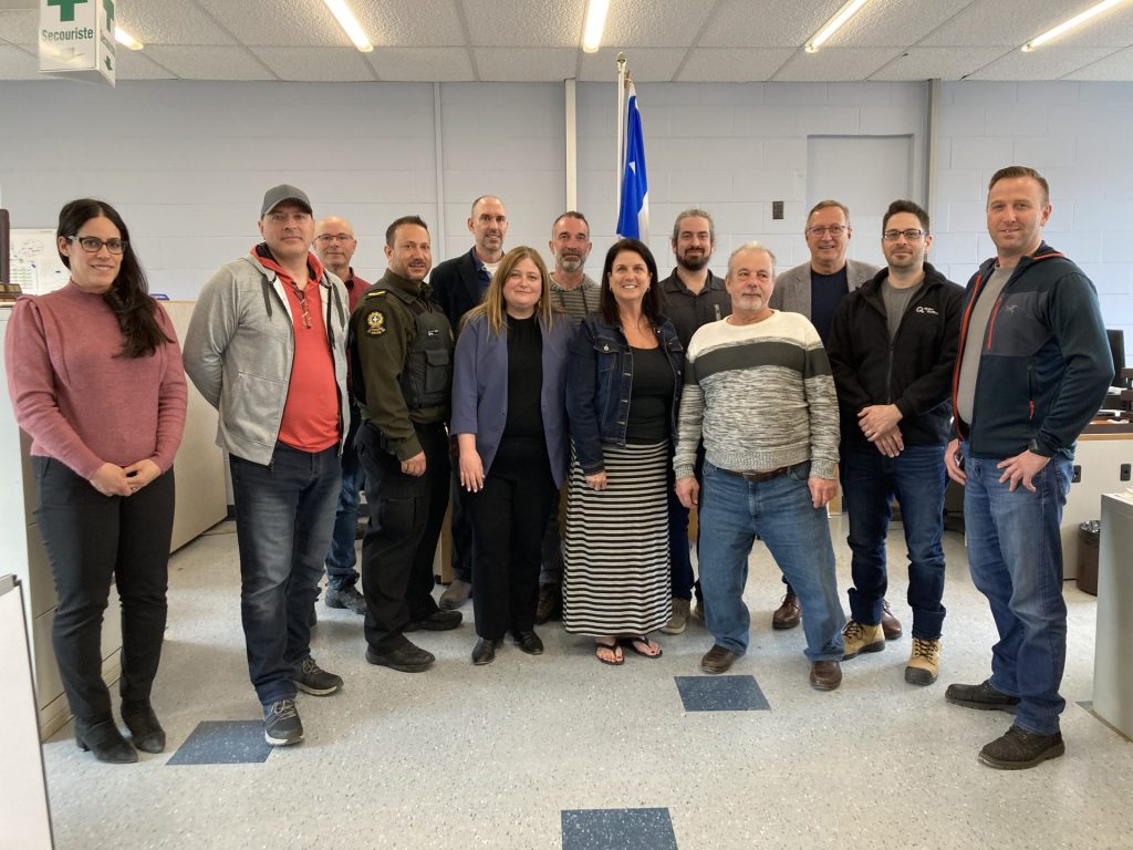 Le Comité d’orientation du chemin de Parent poursuit ses efforts pour améliorer la sécurité des usagers de ce chemin. Sur la Photo, le comité d’orientation du chemin de Parent. (Photo gracieuseté – ministère des Transports)