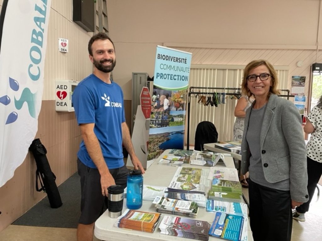 Sur la photo, Pierre-Étienne Drolet, coordonnateur de projets au COBALI et Mme Lajoie, lors de la tenue du 10e Forum du RAP-HL. (Photo gracieuseté - RAP-HL)