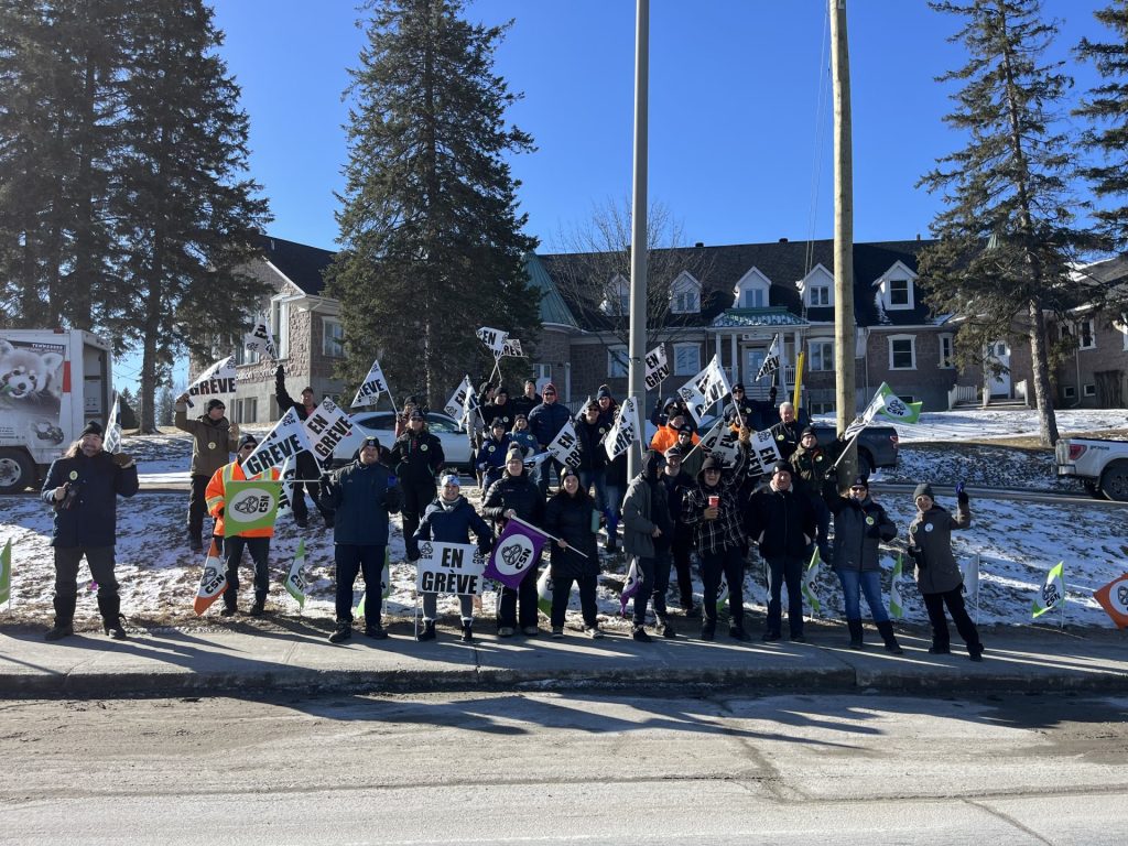 Grève à Mont-Laurier – Le syndicat manifeste devant l’hôtel de ville
