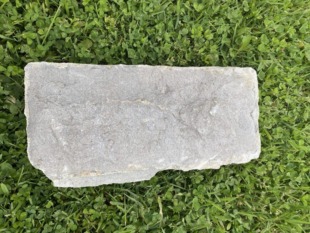 une pierre rectangulaire