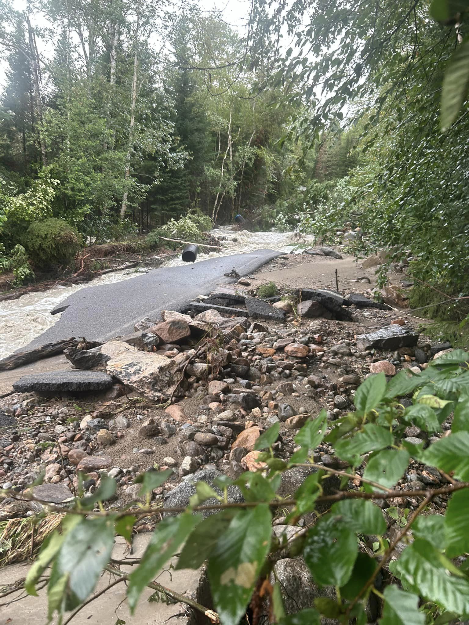 chemin détruit par inondation