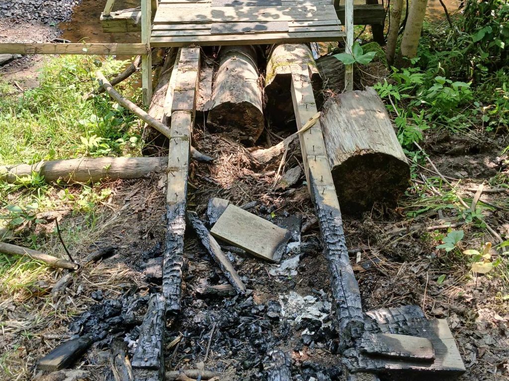 Un pont incendié au ruisseau Villemaire