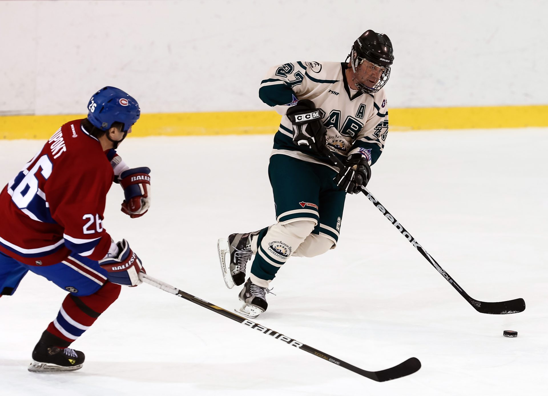 Deux joueurs de hockey sur une glac