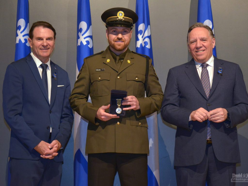 Sur la photo, de gauche à droite : François Bonnardel, Charles Bourdon et François Legault.
Photo gracieuseté - ministère de la Sécurité publique.